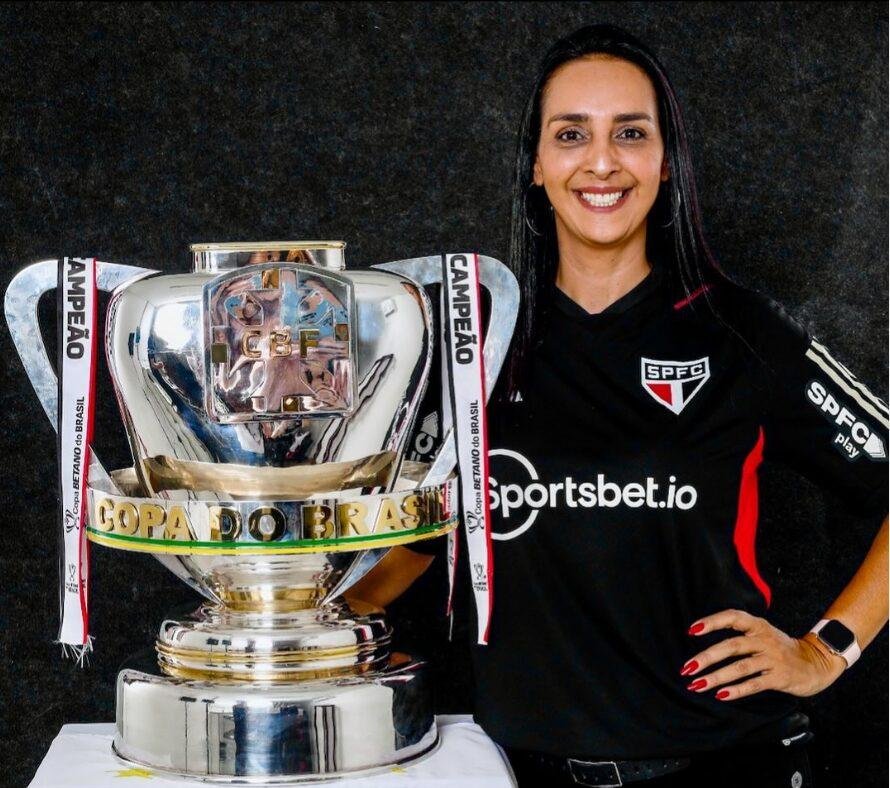 Anahy Couto, nova psicóloga da MIBR, com a taça da Copa do Brasil