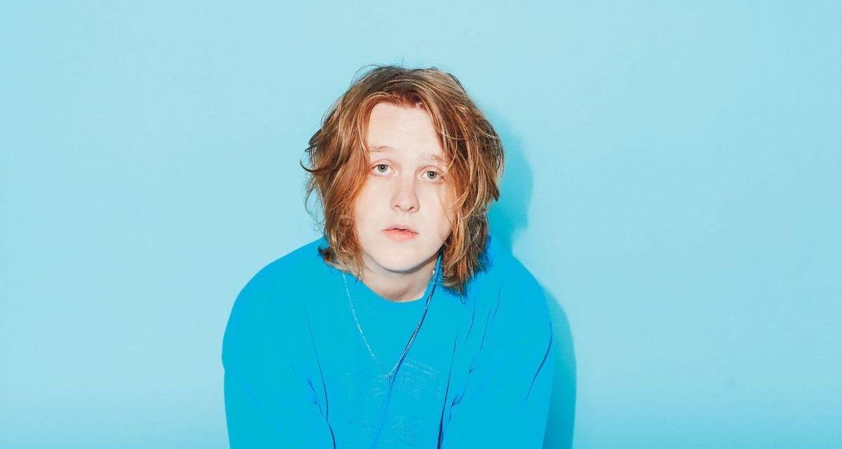 Lewis Capaldi lança edição especial do seu álbum com 5 faixas extras