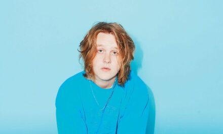 Lewis Capaldi lança edição especial do seu álbum com 5 faixas extras