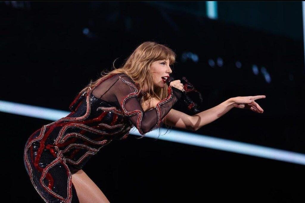 Taylor Swift na The Eras Tour performando a era Reputation.