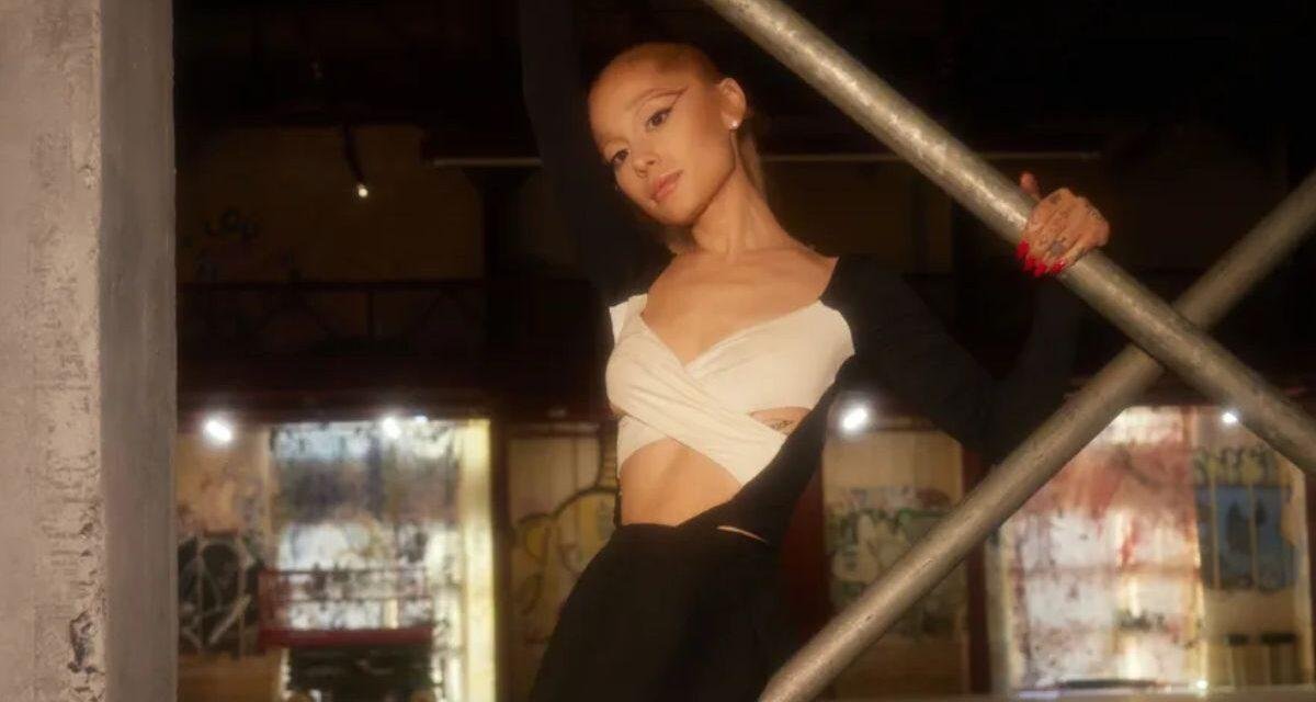 Ariana Grande faz comeback polêmico com clipe de ‘Yes, And?’