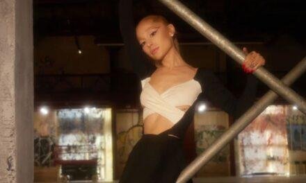 Ariana Grande faz comeback polêmico com clipe de ‘Yes, And?’