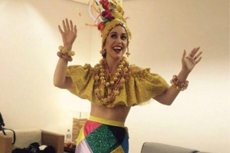 Roberta Sá vestida como Carmen Miranda para o encerramento das Olimpíadas 2016. | Imagem: Instagram @robertasaoficial