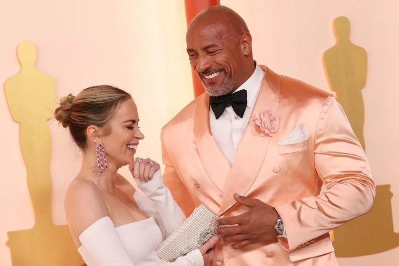 Emily Blunt e Dwayne Johnson no Oscar 2023. Crédito ABC