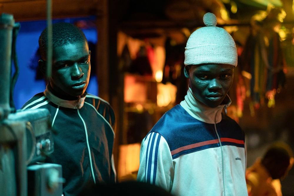 Seydou e Moussa, mais que protagonistas, são a alma do filme, e são dois jovens senegaleses com ânsia de ter uma vida melhor.