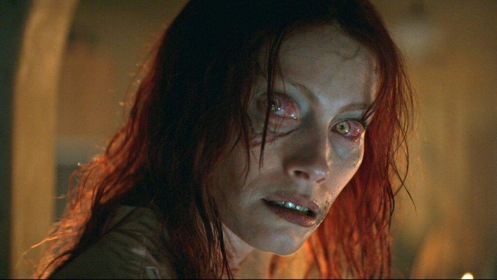 Alyssa Sutherland em Evil Dead A Ascensão