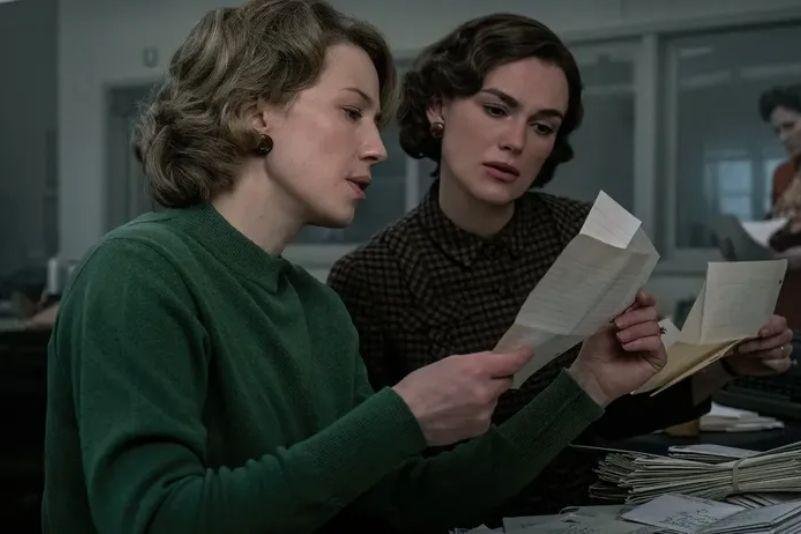 Keira Knightley e Carrie Coon em O estrangulador de Boston. | Reprodução: Star+