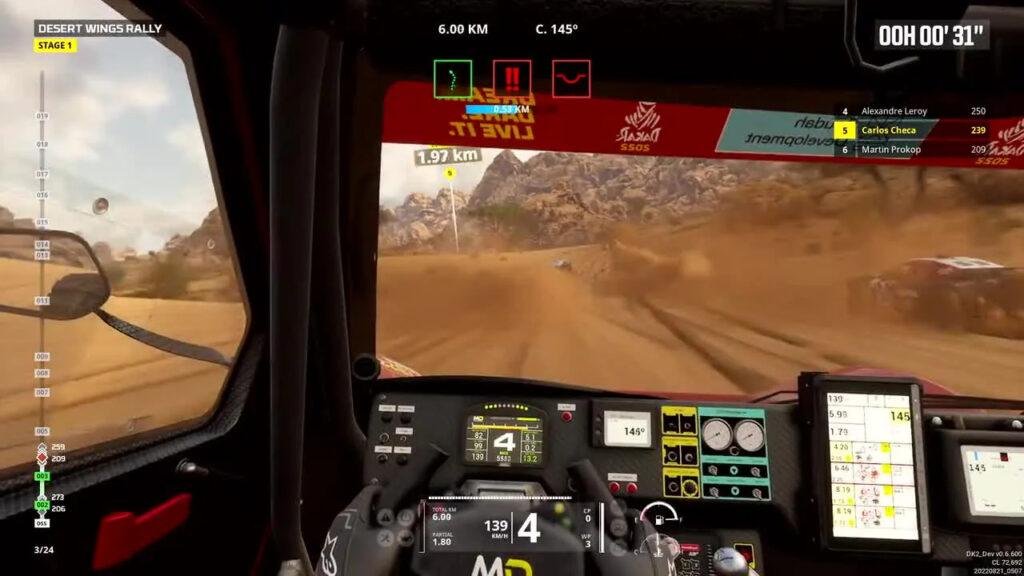 Visão do cockpit de um veículo de rally em "Dakar Desert Rally", mostrando a perspectiva do motorista durante a corrida.