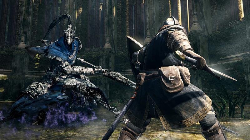 Cena de combate de Dark Souls com um cavaleiro enfrentando um inimigo com armadura escura.