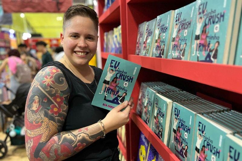 Bia Crespo com o livro de romance sáfico "Eu, Minha Irmã e Minha Crush". | Crédito: Mauro Figa