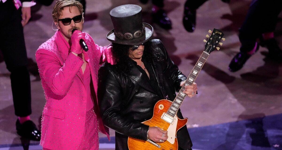 Slash se apresenta com Ryan Gosling no Oscar 2024
