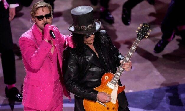 Slash se apresenta com Ryan Gosling no Oscar 2024