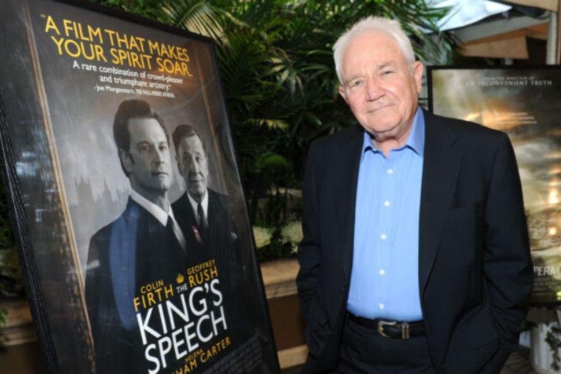 David Seidler com cartaz de O Discurso do Rei. | Crédito Frazer HarrisonGetty Images for AFI