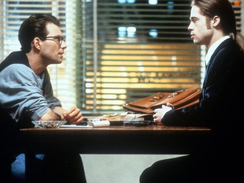Christian Slater e Brad Pitt sentados conversando, um dos filmes inspirados em livros de suspense.
