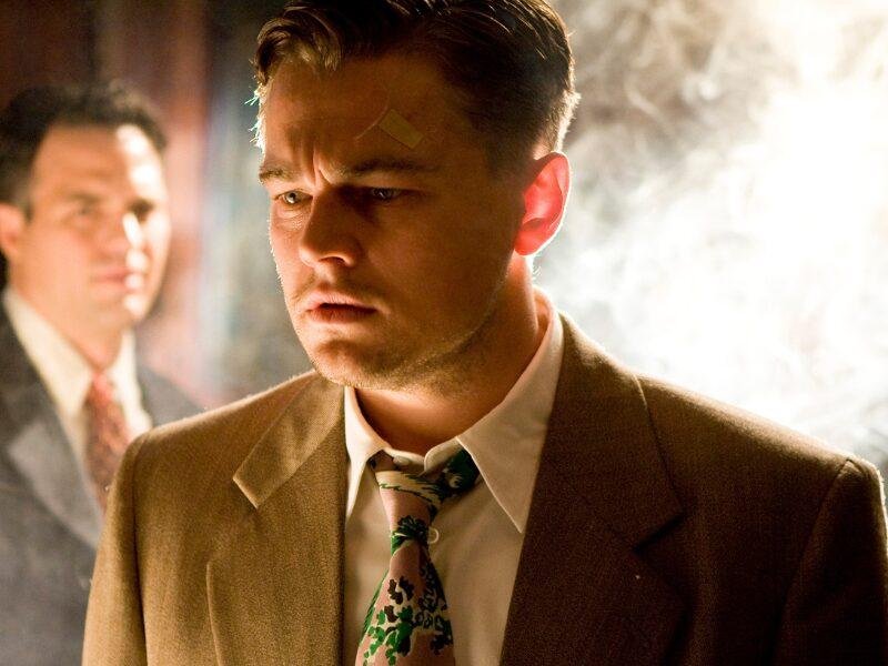 Leonardo DiCaprio e Mark Ruffalo em cena no hospital psiquiátrico no filme Ilha do Medo, um dos filmes inspirados em livros de suspense.
