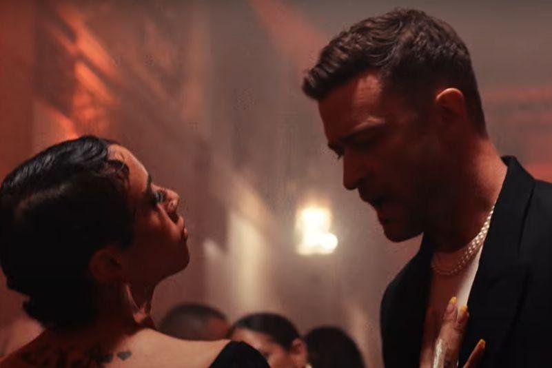 Justin Timberlake em clipe de No Angels, do álbum Everything I Thought It Was