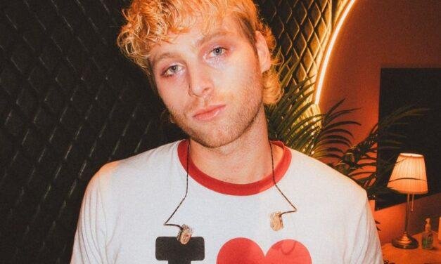 Luke Hemmings lança clipe de ‘Shakes’, single de seu novo EP solo