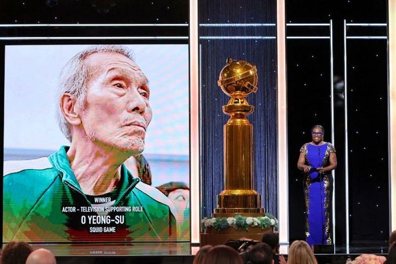 O Yeong-su recebendo o prêmio no Globo de Ouro. Crédito Emma McIntyre Getty Images via AFP