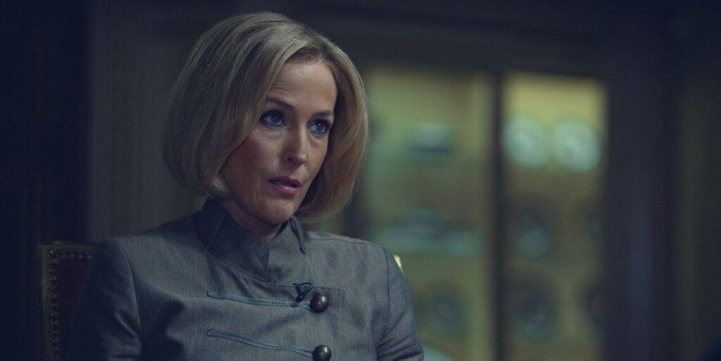 Gillian Anderson no papel da jornalista Emily Maitlis para o filme A Grande Entrevista da Netflix.