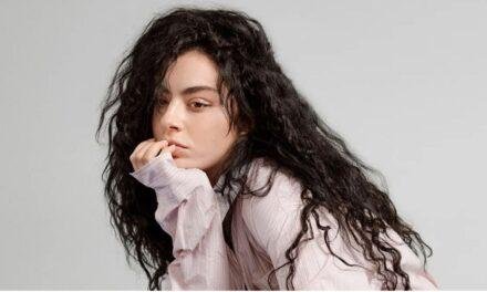 Charli XCX anuncia DJ set no Brasil para apresentar álbum novo