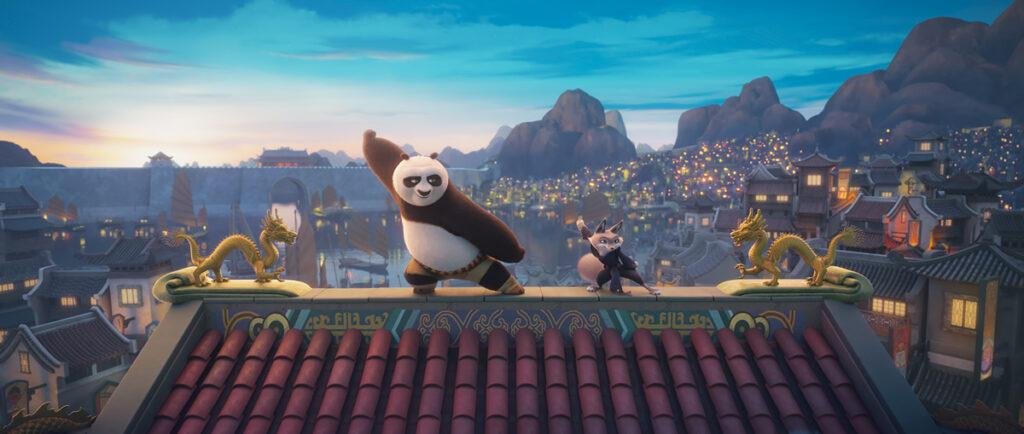 Na imagem do filme Kung Fu Panda 4 vemos um panda chamado PO e a nova personagem Zhen que é uma raposa, em cima de um telhado