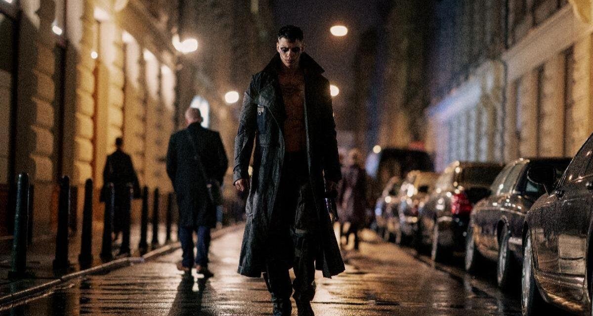 O Corvo | Filme com Bill Skarsgård ganha trailer eletrizante
