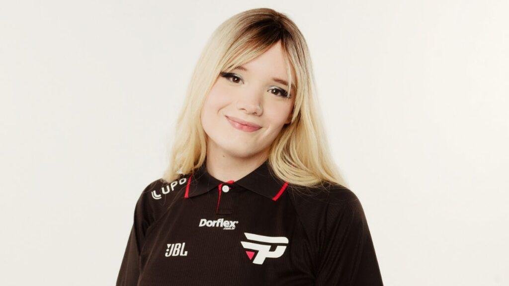 Influencer Sabrinoca na PaiN Gaming, vestindo a camiseta da equipe e sorrindo para a câmera.