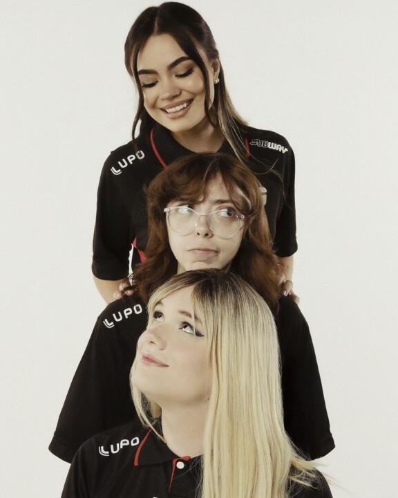 Sabrina, com as duas colegas de equipe, Luma e Babs, em uma fotografia que transmite companheirismo e força de equipe.