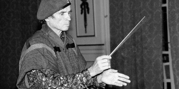 Bailarino russo Rudolf Nureyev atuando como maestro