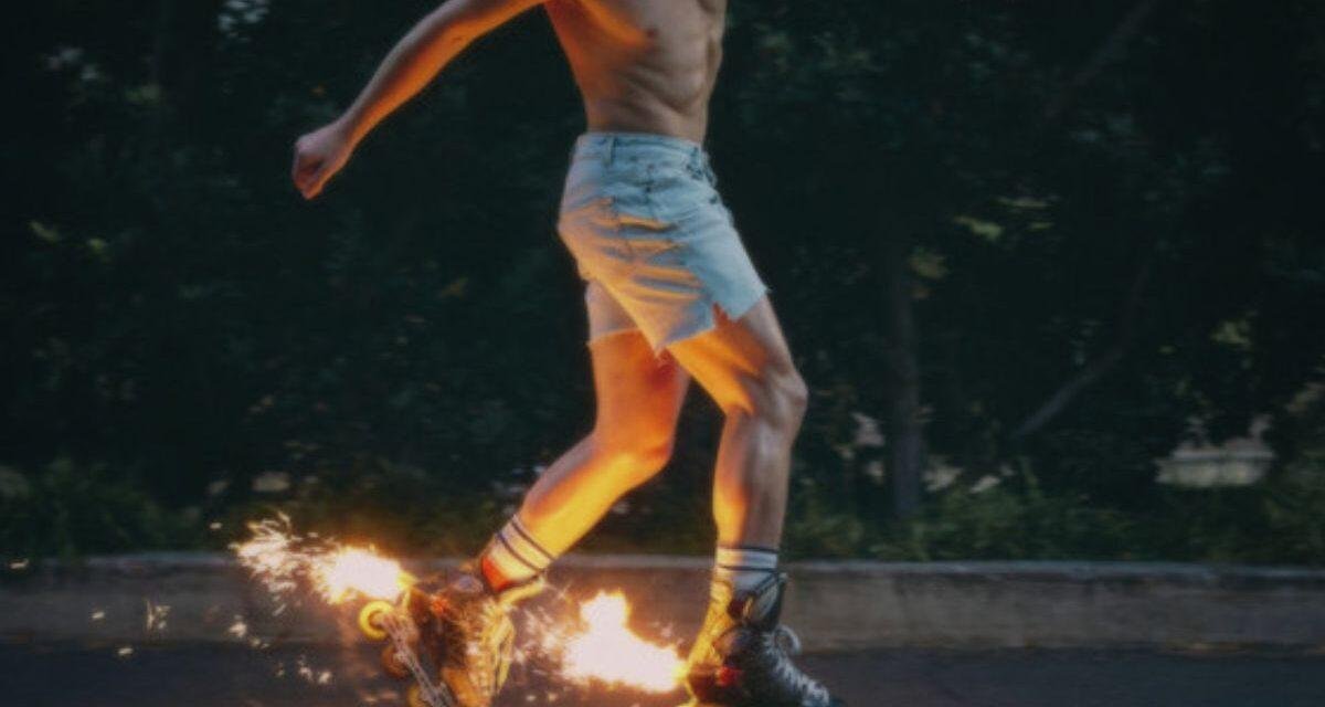 Review | Benson Boone retrata intensidade e paixão no álbum ‘Fireworks & Rollerblades’
