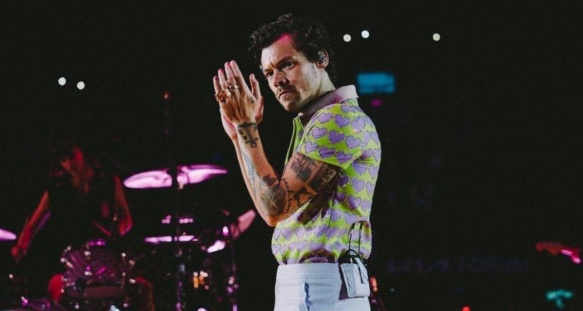 Stalker brasileira de Harry Styles é presa no Reino Unido