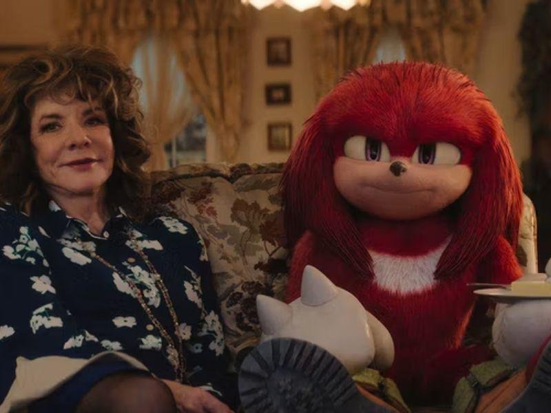 Knuckles vendo filme no sofá