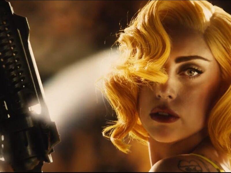 Gaga deu vida a La Camaleón, sua primeira vilã, uma assassina mestre nos disfarces.