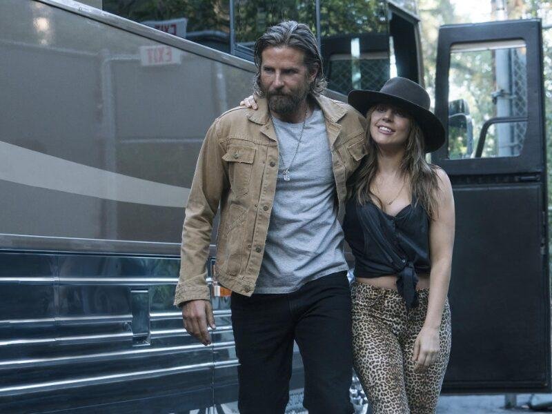 casal de cantores chamado Ally (Lady Gaga) e Jackson Maine (Bradley Cooper).