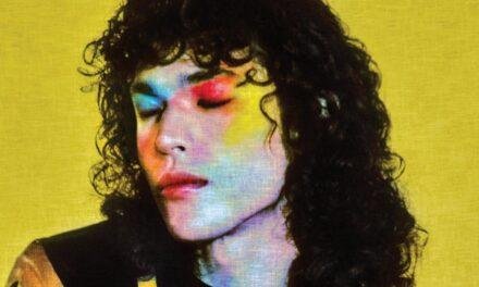 Review | Conan Gray explora vulnerabilidades com synth-pop dos anos 80 em ‘Found Heaven’