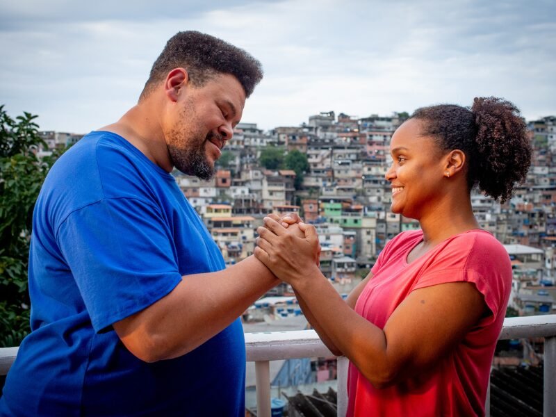 Babu Santana e Cintia Rosa cena filme A Festa de Léo