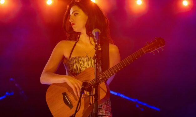 Crítica | A verdadeira Amy Winehouse por trás do vício em “Back to Black”