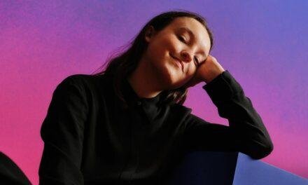 Bella Ramsey viverá terrorista britânica no filme Girl Next Door