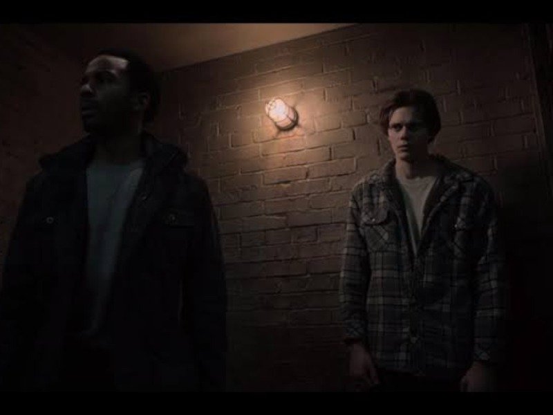 Bill Skarsgard e Andre Holland em cena da série Castle Rock. 