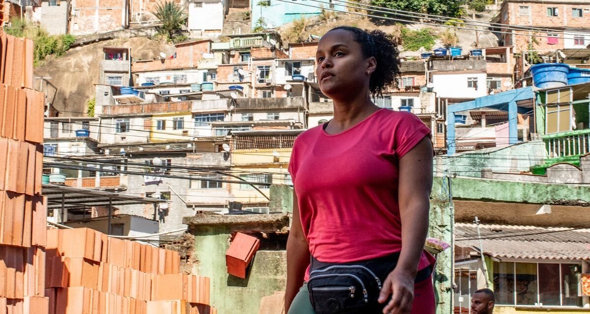 Crítica – ‘A Festa de Léo’ é um retrato cru e real da vida no Morro do Vidigal