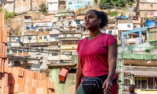 Crítica – ‘A Festa de Léo’ é um retrato cru e real da vida no Morro do Vidigal