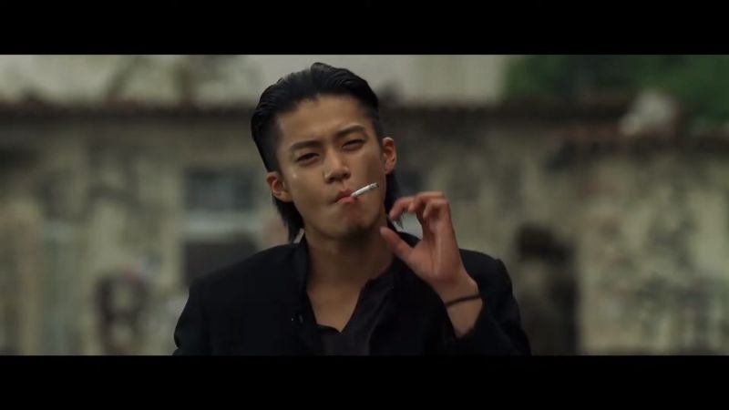 Genji, protagonista do filme Crows Zero, fumando cigarro