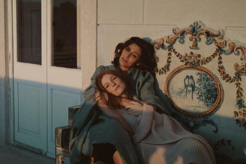 Maria Fernanda Cândido e Samantha Heck Müller em Vermelho Monet | Crédito: Divulgação Globo Filmes