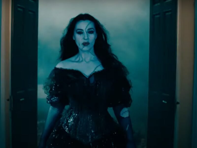 Monica Bellucci no filme Os Fantasmas Ainda Se Divertem