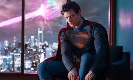 DC divulga primeira foto de David Corenswet com o traje do Superman