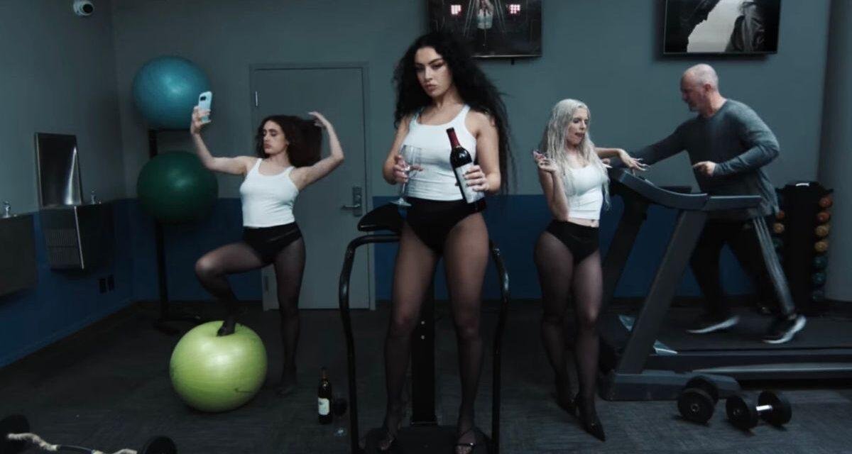 Charli XCX lança ‘360’, novo single do álbum ‘Brat’