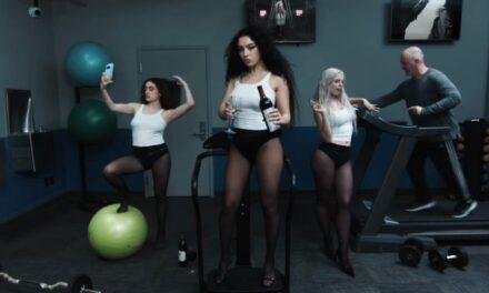 Charli XCX lança ‘360’, novo single do álbum ‘Brat’