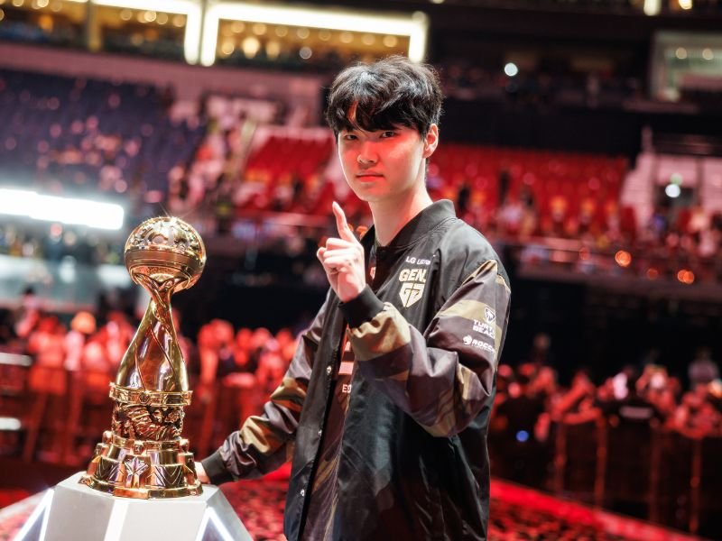 Chovy, midlaner da Gen.G com o trófeu do MSI