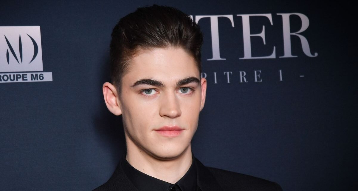 Hero Fiennes Tiffin será jovem Sherlock Holmes em série