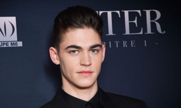 Hero Fiennes Tiffin será jovem Sherlock Holmes em série